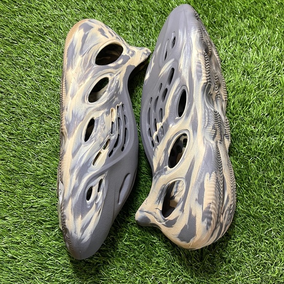 Adidas Yeezy Foam RNNR - Picture 2 of 4